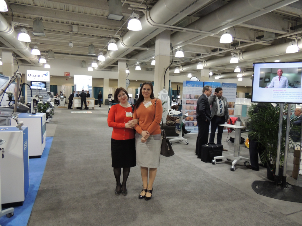 у выставочного стенда friendlylight.JPG